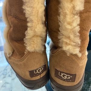 UGG. Size 5